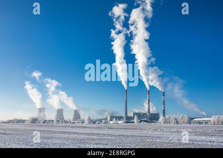 Centrale termica con tubi fumanti in inverno Foto Stock