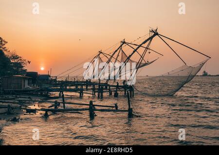 Rete cinese di pesca all'alba a Cochin, Kerala, India Foto Stock