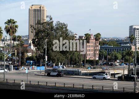 Los Angeles, California USA - 10 gennaio 2021: Rubini del centro di Los Angeles fiancheggiati da tende senza dimora Foto Stock