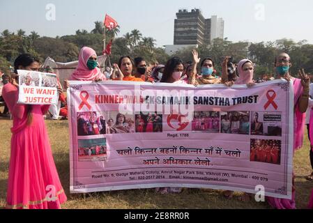 Mumbai , India - 25 gennaio 2021 attivisti transgender i dimostranti hanno un banner e dei segni durante un rally all'Azad Maidan nel sud di Mumbai su M. Foto Stock