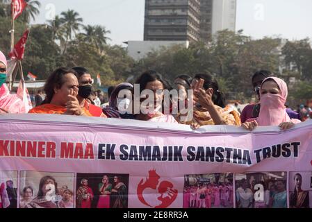 Mumbai , India - 25 gennaio 2021 attivisti transgender i dimostranti hanno un banner e dei segni durante un rally all'Azad Maidan nel sud di Mumbai su M. Foto Stock