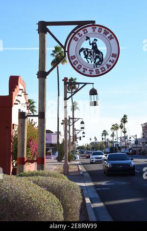 Old Town Scottsdale segno a Phoenix, Arizona con le auto sulla strada. Foto Stock