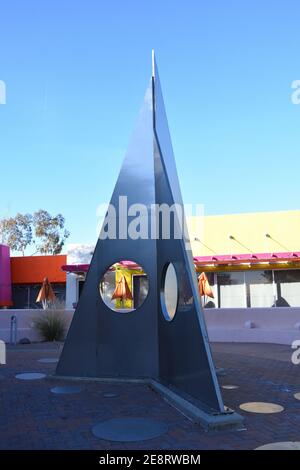 Scultura in acciaio triangolare presso il parco del centro civico nel centro storico di Scottsdale, Phoenix, Arizona Foto Stock