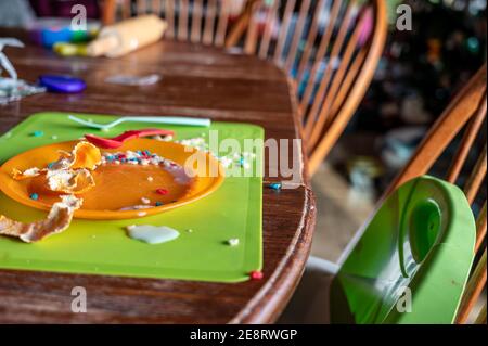 I bambini possono essere mangiatori disordinati - disposizione tipica dopo aver mangiato. Foto Stock