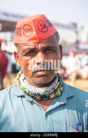 Mumbai , India - 25 gennaio 2021, Ritratto di un anziano contadino che indossa il cappello rosso in un rally all'Azad Maidan contro le tre nuove leggi agricole Foto Stock