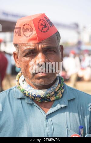 Mumbai , India - 25 gennaio 2021, Ritratto di un anziano contadino che indossa il cappello rosso in un rally all'Azad Maidan contro le tre nuove leggi agricole Foto Stock