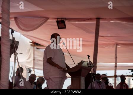 Mumbai , India - 25 gennaio 2021, Sharad Pawar, capo del Partito del Congresso nazionalista, si rivolge al rally all'Azad Maidan contro le tre nuove leggi agricole Foto Stock