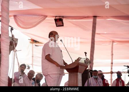 Mumbai , India - 25 gennaio 2021, Sharad Pawar, capo del Partito del Congresso nazionalista, si rivolge al rally all'Azad Maidan contro le tre nuove leggi agricole Foto Stock