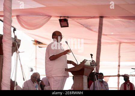 Mumbai , India - 25 gennaio 2021, Sharad Pawar, capo del Partito del Congresso nazionalista, si rivolge al rally all'Azad Maidan contro le tre nuove leggi agricole Foto Stock