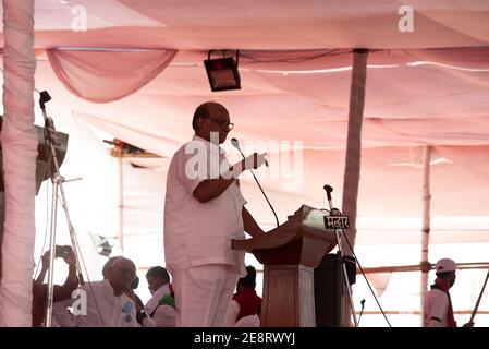 Mumbai , India - 25 gennaio 2021, Sharad Pawar, capo del Partito del Congresso nazionalista, si rivolge al rally all'Azad Maidan contro le tre nuove leggi agricole Foto Stock