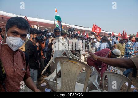 Mumbai , India - 25 gennaio 2021, la folla getta le sedie durante il rally all'Azad Maidan Foto Stock