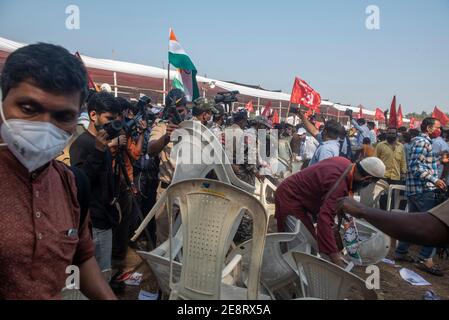 Mumbai , India - 25 gennaio 2021, la folla getta le sedie durante il rally all'Azad Maidan Foto Stock