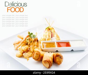 Piatti thailandesi preferiti con verdure primaverili, pollo satay, gamberi tempura. Foto Stock