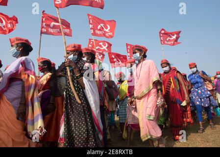 Mumbai , India - 25 gennaio 2021, le contadine rurali indiane marciano in fila durante il raduno degli agricoltori ad Azad Maidan a Mumbai Maharashtra Foto Stock