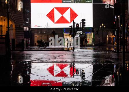 Londra, Regno Unito. 31 gennaio 2021. Pubblicità di HSBC UK Bank, un'organizzazione multinazionale britannica di servizi bancari e finanziari a Londra. Credit: SOPA Images Limited/Alamy Live News Foto Stock
