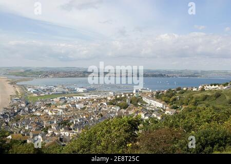 Vista dalle alture dell'Isola di Portland del porto e della Baia di Weymouth. Dorset. Foto Stock