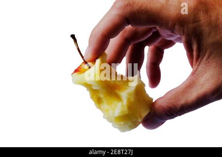 Mano dell'uomo che tiene un nucleo di mela con percorso di ritaglio isolato su sfondo bianco Foto Stock