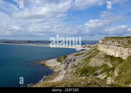 Vista da una cava di pietra sull'isola di Portland che guarda attraverso la strada rialzata di Chesil Beach fino a Weymouth sulla Dorset Coast, Inghilterra. Foto Stock