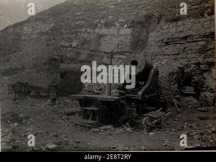 Monte Toraro. Italienischer 28 cm Mörser. Foto Stock