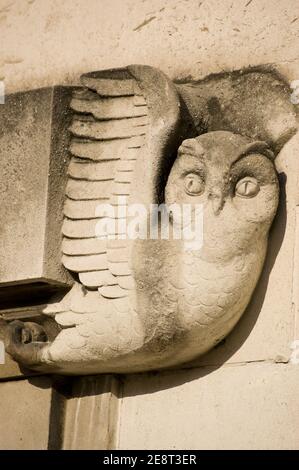 Una scultura in stile art deco di un gufo su una parete esterna dell'Ala Ovest del Centro Civico di Southampton, Hampshire. Costruito nel 1933 per ospitare i poli della città Foto Stock