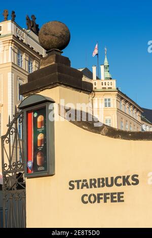 Starbucks Coffee filiale nel vicino quartiere del Castello di Praga a Kajetanka, ex monastero il 31 gennaio 2021 a Praga, Repubblica Ceca. Soleggiata Foto Stock