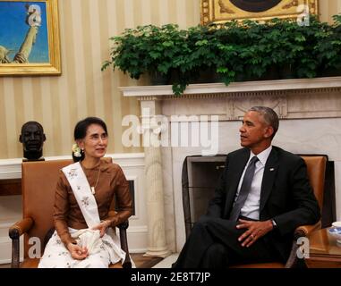 Washington, Stati Uniti. 01 Feb 2021. File photo - il presidente americano Barack Obama tiene un incontro bilaterale con il consigliere di Stato Aung San Suu Kyi di Myanmar nell'Ufficio ovale della Casa Bianca 14 settembre 2016, Washington, DC, USA. Il potente esercito del Myanmar ha preso il controllo del paese in un colpo di stato e ha dichiarato uno stato di emergenza, dopo la detenzione di Aung San Suu Kyi e di altri alti dirigenti del governo nelle prime incursioni di mattina Lunedi. Foto di Aude Guerrucci/Pool/ABACAPRESS.COM Credit: Abaca Press/Alamy Live News Foto Stock