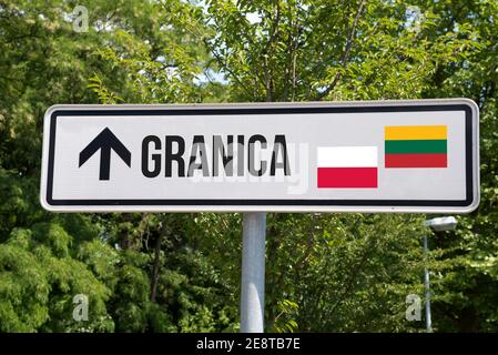 Un cartello stradale e un confine tra Polonia e Lituania Foto Stock