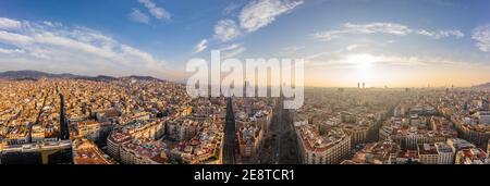 Drone aereo Pano di Avinguda Diagonal a Barcellona in alba del mattino Foto Stock