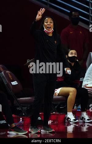 L'assistente allenatore dei Trojans della California meridionale, Erin Grant, reagisce durante una partita di pallacanestro femminile dell'università NCAA contro l'Arizona state Sun Devils, Sun Foto Stock