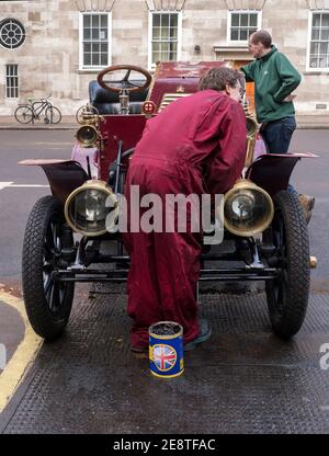 Gli studenti che lavorano sulla a 1902 James & Browne sono entrati dall'Imperial College a Londra per la corsa in auto Brighton Veteran. 2019 Foto Stock