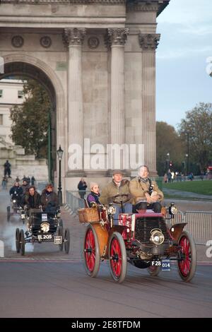 1898 Panhard ET Levassor auto sulla Londra a Brighton Veteran corsa auto. 2019 Foto Stock