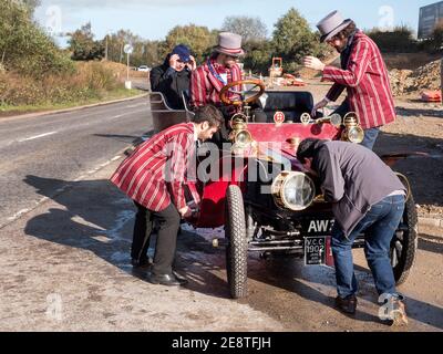 Gli studenti che lavorano sulla a 1902 James & Browne sono entrati dall'Imperial College a Londra per la corsa in auto Brighton Veteran. 2019 Foto Stock