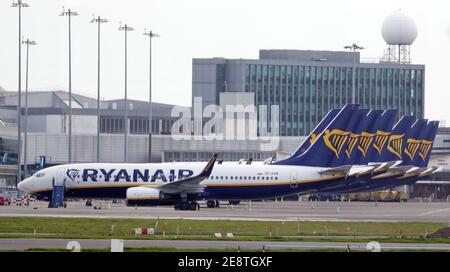 File foto datata 05/04/20 di jet parcheggiati sulla pista dell'aeroporto di Dublino per Ryanair, che ha dichiarato di essere stato sostenuto per 'l'anno più impegnativo' nella sua storia di 35 anni e prevede di registrare una perdita di quasi 1 miliardo di euro per un anno intero. Data di emissione: Lunedì 1 febbraio 2021. Foto Stock