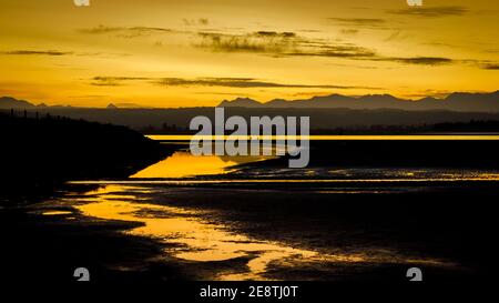 Tramonto sulla costa occidentale a Tahunanui Beach, Nelson, sull'Isola del Sud della Nuova Zelanda. Foto Stock