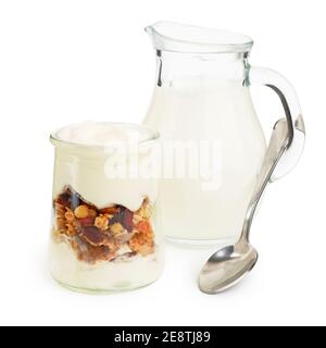 yogurt con muesli e frutta secca, vasetto di latte e cucchiaio su sfondo bianco con ombra morbida, percorso di ritaglio incluso Foto Stock