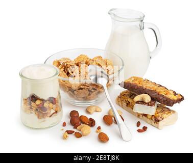 Colazione sana con fiocchi di cereali, latte, yogurt con muesli, noci, frutta e frutti di bosco Foto Stock
