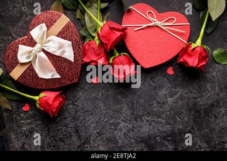 Concetto di celebrazione per San Valentino o compleanno con cuore scatola regalo a forma di bouquet di rosa rossa Foto Stock