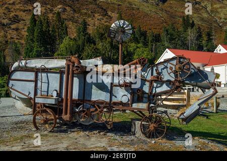 Il Walter Peak High Country Farm accanto al lago Wakatipu, Queenstown, Nuova Zelanda. Vecchio macchinario agricolo in esposizione. Foto Stock