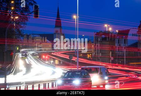 01 febbraio 2021, Sassonia-Anhalt, Halle (Saale): I veicoli sono in movimento nel traffico delle prime ore di punta del mattino nel centro della città. (Scatto a lunga velocità dell'otturatore) le restrizioni sulla vita pubblica rimangono in vigore in tutto il paese per contenere la pandemia di Corona. Foto: Hendrik Schmidt/dpa-Zentralbild/dpa Foto Stock