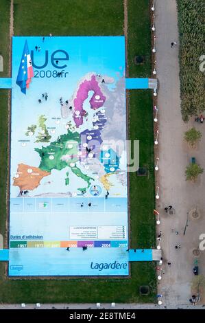 La gente esplora una mappa dell'Europa alla Torre Eiffel per celebrare la Presidenza francese del Consiglio dell'Unione europea a Parigi, Francia, 2008. Foto Stock