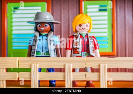 POZNAN, POLONIA - 19 febbraio 2017: Playmobil giocattoli di plastica ranger in piedi dietro una recinzione di fronte a una capanna Foto Stock