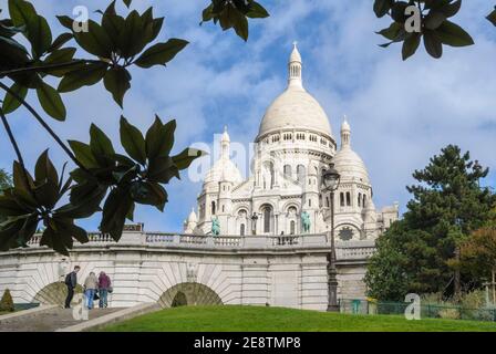 Basilica del Sacré-Cœur - Basilica del Sacro cuore di Parigi vista dalla base della butte Montmartre Foto Stock