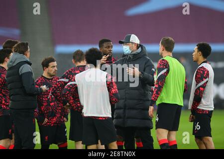 LONDRA, INGHILTERRA - GENNAIO 31: Il manager di Liverpool Jurgen Klopp parla con i suoi giocatori durante il warm-up pre-partita in vista della Premier League match tra West Ham United e Liverpool allo stadio di Londra il 31 gennaio 2021 a Londra, Regno Unito. Gli stadi sportivi di tutto il Regno Unito sono soggetti a rigorose restrizioni a causa del Coronavirus Pandemic, in quanto le leggi governative sull'allontanamento sociale vietano i tifosi all'interno dei locali, con conseguente gioco a porte chiuse. (Foto di Craig Mercer/MB Media) Foto Stock