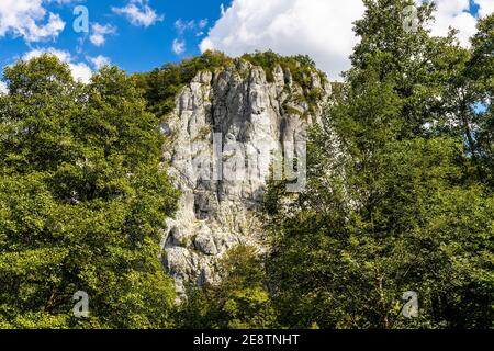 Picco di pietra calcarea di montagna Sokolica nella valle di Bedkowska all'interno del Giura Krakowsko-Czestochowska Upland vicino a Cracovia nella Polonia minore Foto Stock