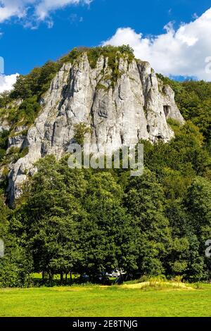 Picco di pietra calcarea di montagna Sokolica nella valle di Bedkowska all'interno del Giura Krakowsko-Czestochowska Upland vicino a Cracovia nella Polonia minore Foto Stock