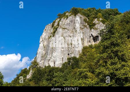 Picco di pietra calcarea di montagna Sokolica nella valle di Bedkowska all'interno del Giura Krakowsko-Czestochowska Upland vicino a Cracovia nella Polonia minore Foto Stock