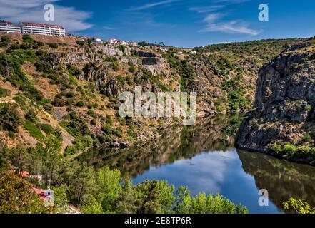 Miranda Reservoir sul Rio Douro, vista vicino Miranda Dam, città di Miranda do Douro, Douro International Natural Park, Tras-os-Montes, Norte, Portogallo Foto Stock