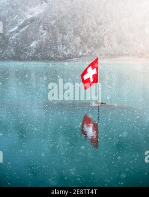 Bandiera svizzera sul lago di montagna di Oeschinen Foto Stock