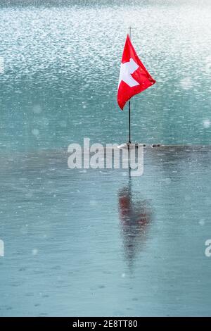 Bandiera svizzera sul lago di montagna di Oeschinen Foto Stock