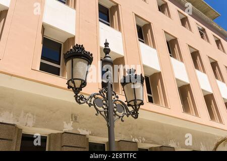 Lampada da strada decorata contro la facciata di un edificio moderno, Cadice, Spagna. Foto Stock